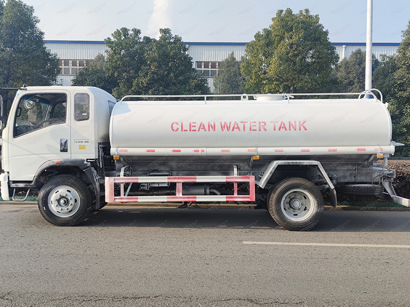 Howo 4x2 10 meter mater tank truck