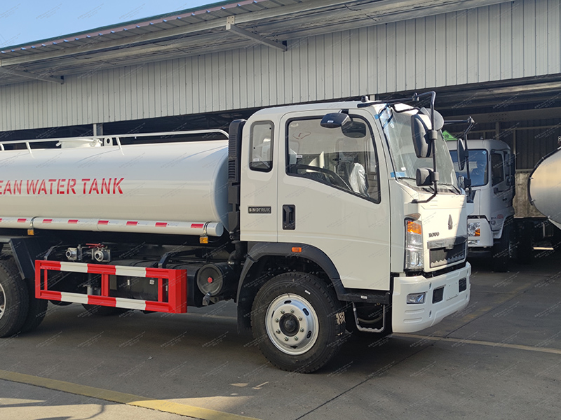 Howo 4x2 10 meter mater tank truck